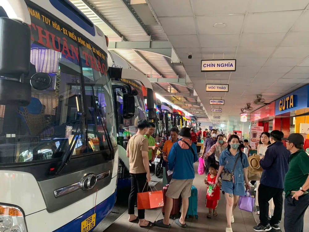 Bến xe Miền Tây đông đúc hành khách. cua-ngo-phia-tay-135.jpg