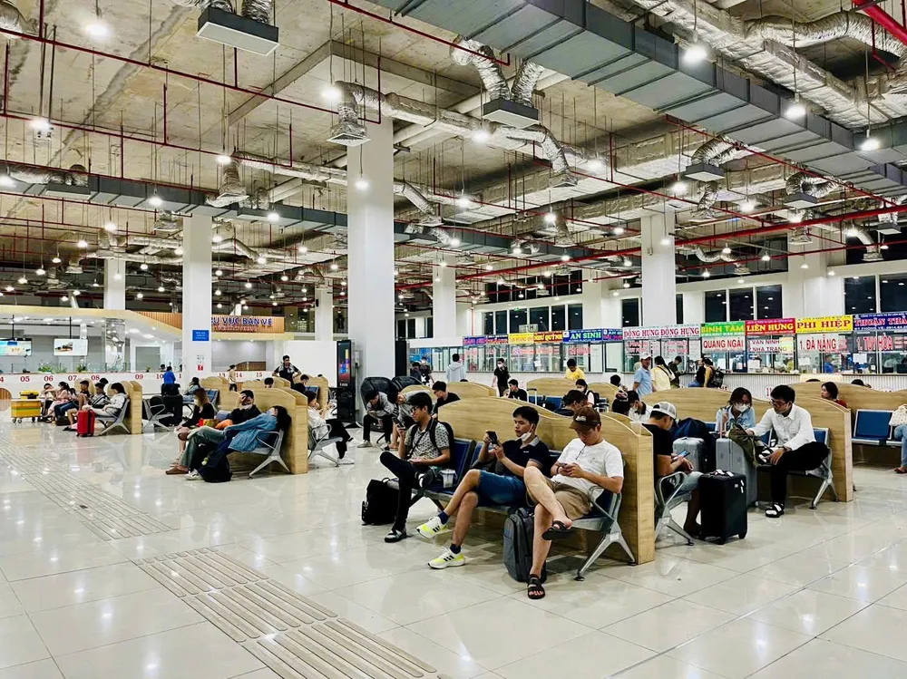 Khuya ngày 30-8, nhiều hành khách đợi xe xuất bến ở bến xe Miền Đông mới. Ảnh: NT cua-ngo-phia-dong-32.jpg