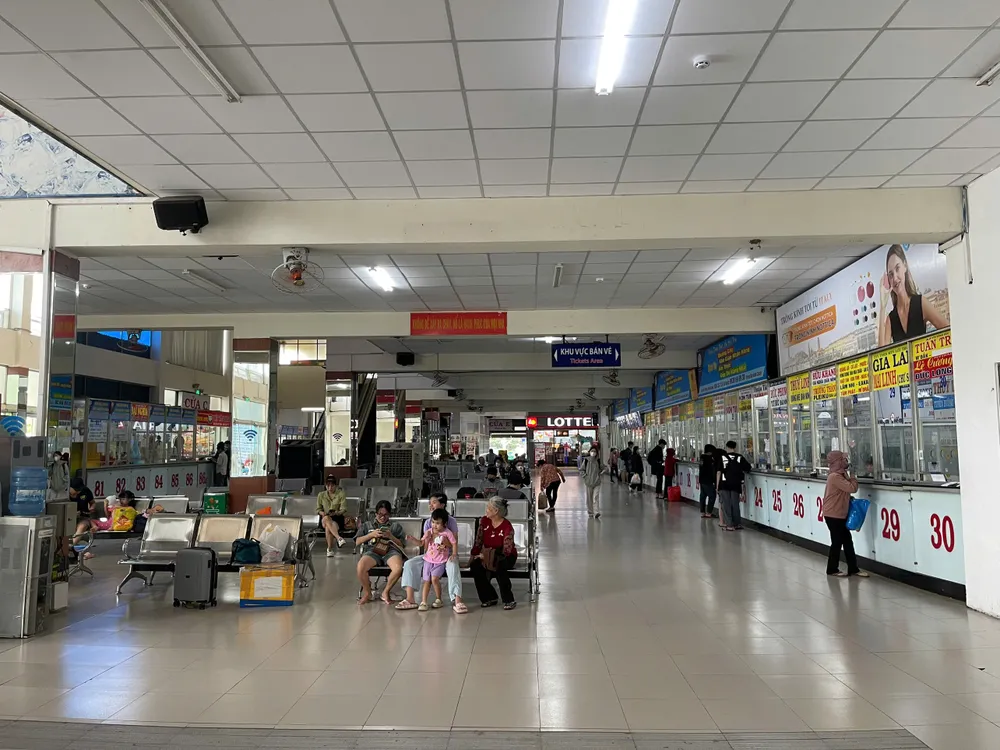 Khu vực quầy vé thưa vắng khách. Ảnh: NT cua-ngo-phia-dong-33.jpg