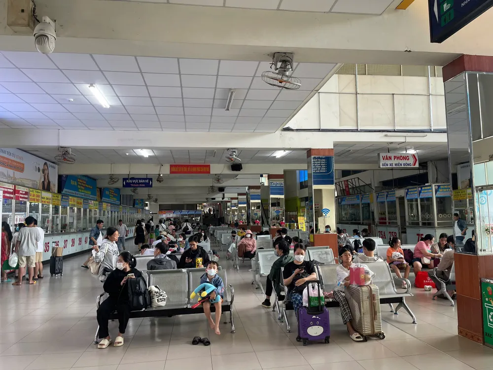 Lượng khách tại bến xe Miền Đông thưa thớt. Ảnh: NT cua-ngo-phia-dong-34.jpg
