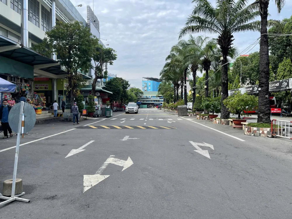 Khung cảnh trước bến xe Miền Đông. Ảnh: NT cua-ngo-phia-dong-36.jpg