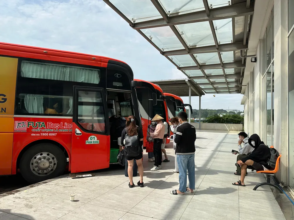 Dự kiến tối nay, người dân về quê sẽ đông đúc hơn. Ảnh: NT cua-ngo-phia-dong-37.jpg