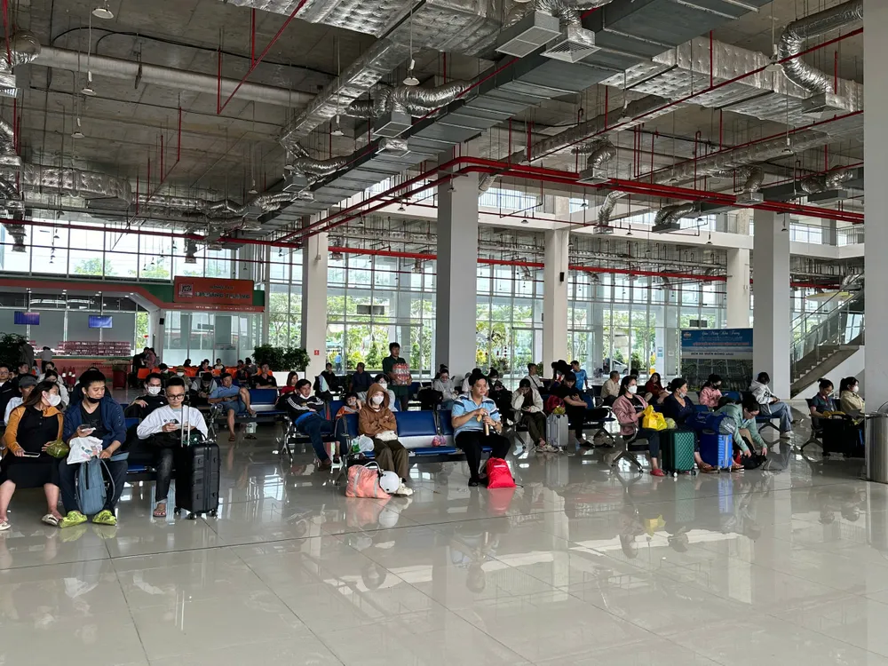 Bến xe Miền Đông mới sẽ đón 10.000 lượt khách trong hôm nay. Ảnh: NT cua-ngo-phia-dong-38.jpg