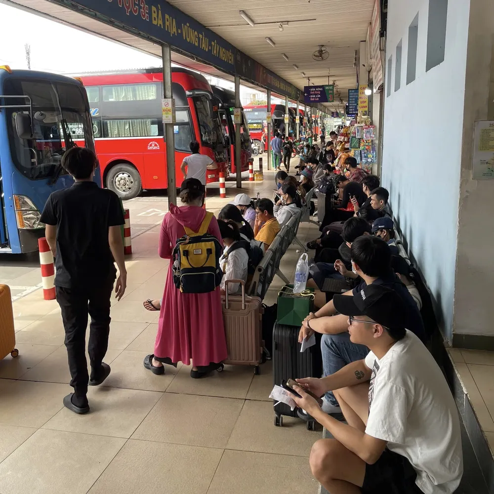 Hành khách đợi xe xuất bến tại bến xe Miền Đông. Ảnh: NT cua-ngo-phia-dong-41.jpg