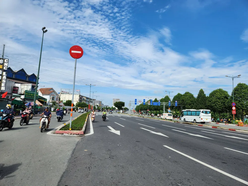 Đường Phạm Văn Đồng vào lúc 8 giờ 50, giao thông thông thoáng. Ảnh: TN cửa ngõ phía đông
