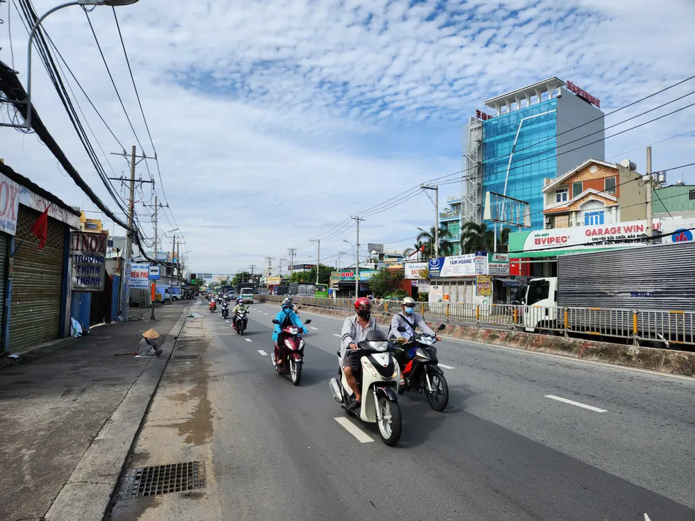 Quốc lộ 13 vào lúc 9 giờ, các phương tiện lưu thông dễ dàng.Ảnh: NT cua-ngo-phia-dong-43.jpg