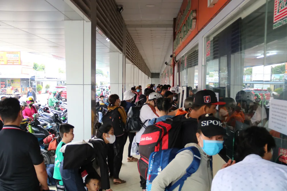 Quầy bán vé tấp nập người. cua-ngo-phia-tay-143.jpg