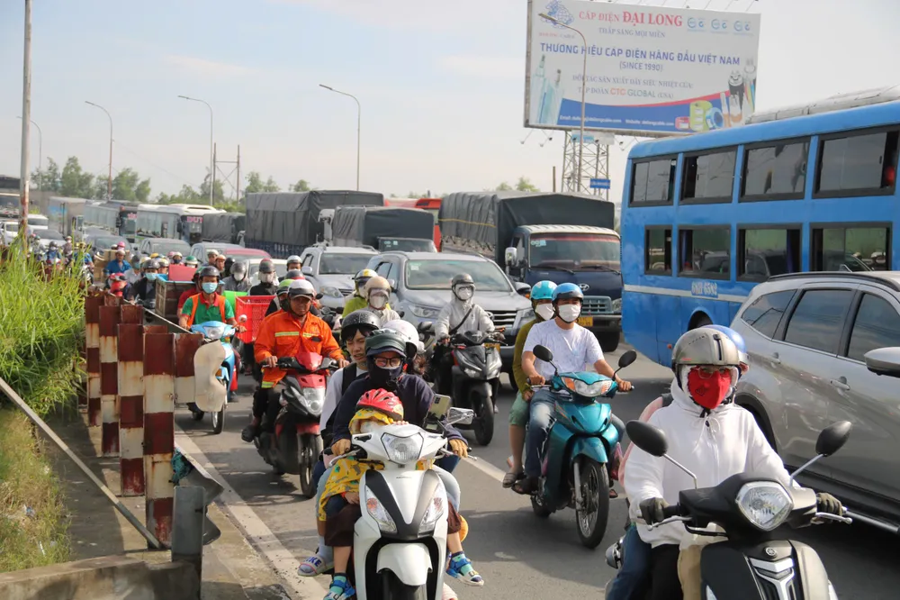 Khu vực cầu Bình Điền xe xếp hàng dài trên cầu. cua-ngo-phia-tay-148.jpg