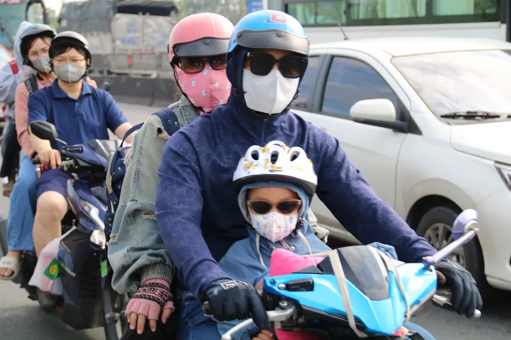 Sáng 31-8, thời tiết không quá gay gắt, các phương tiện lưu thông dễ dàng. cua-ngo-phia-tay-149.jpg