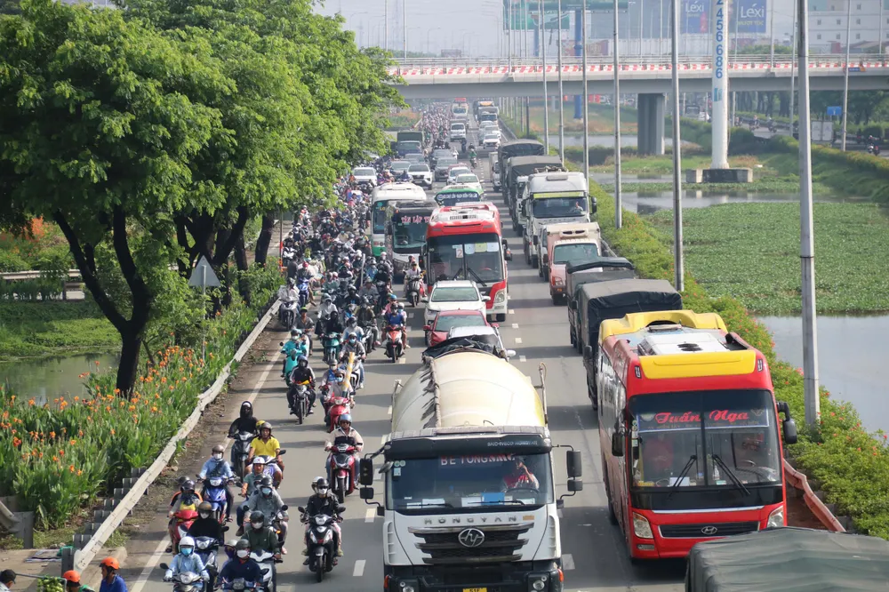 Tương tự, quốc lộ 1, hướng từ TP.HCM đi các tỉnh miền Tây ùn ứ cục bộ. cua-ngo-phia-tay-154.jpg
