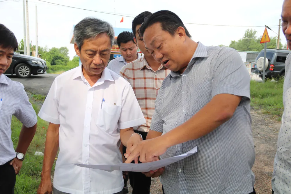 Ông Võ Trung Trực - Phó Giám đốc Sở TN&MT TP.HCM và ông Nguyễn Thanh Phong - Phó chủ tịch UBND huyện Củ Chi đi thực địa 2 khu đất dự kiến làm khu tái định cư. cao tốc TP.HCM - Mộc Bài