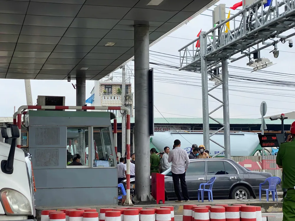 Cơ quan chức năng túc trực điều tiết giao thông qua khu vực. BOT-phu-huu-12.jpg
