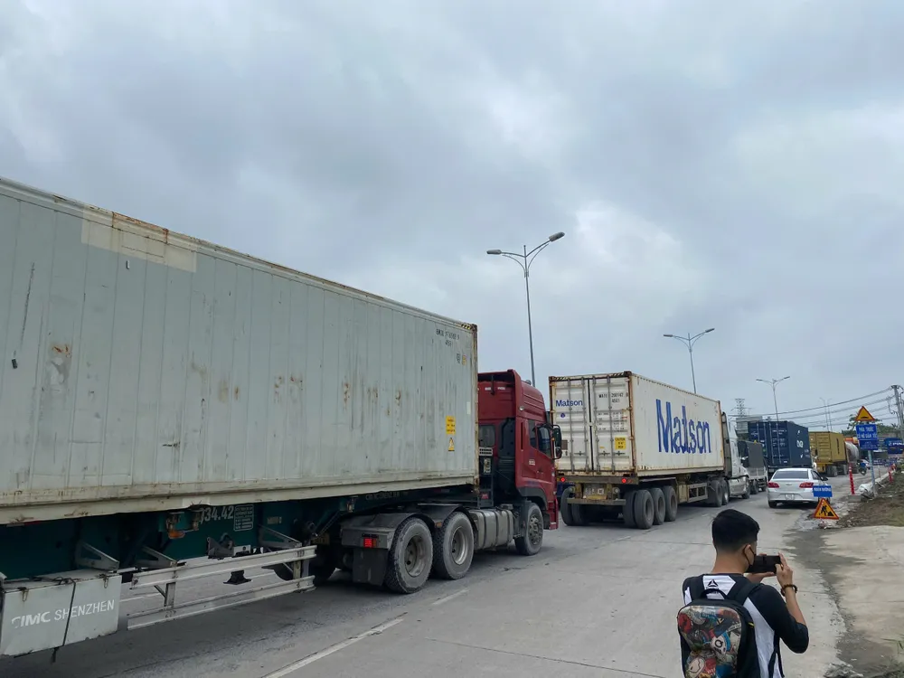 Dòng xe nối đuôi nhau qua trạm BOT Phú Hữu. BOT-phu-huu-8.jpg