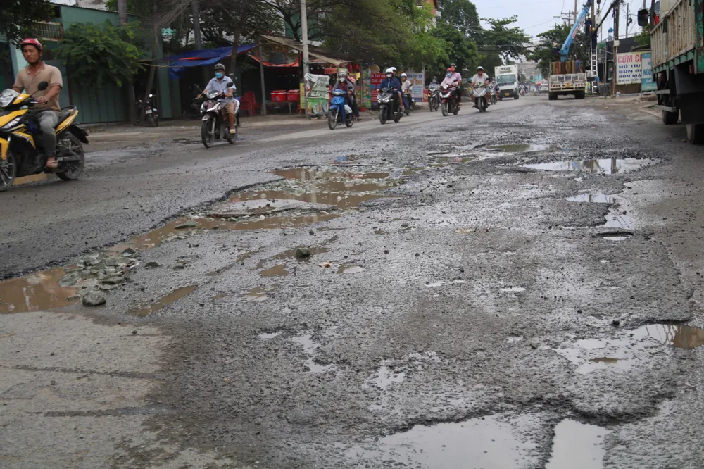Mặt đường bong tróc nhiều chỗ. duong-lo-lu-12.jpg