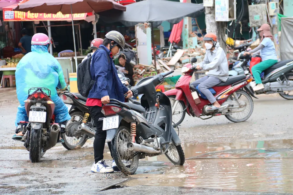 Một phương tiện bị sụp hố nước. duong-lo-lu-2.jpg