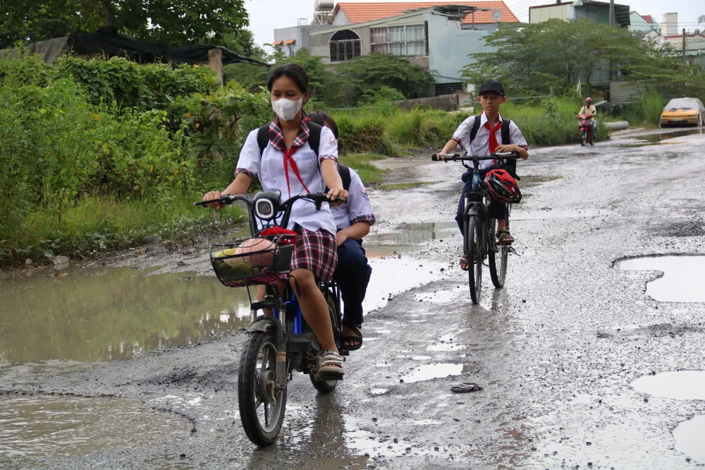 Nhiều học sinh lưu thông trên đường Lò Lu. duong-lo-lu-4.jpg