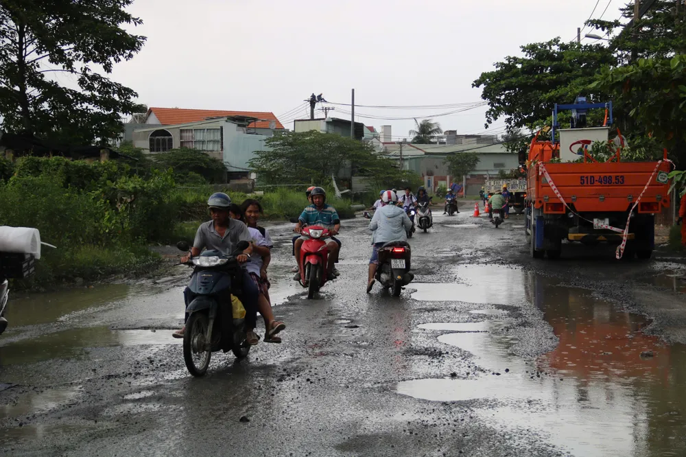 Người dân vất vả lưu thông né ổ voi, ổ gà. duong-lo-lu-6.jpg