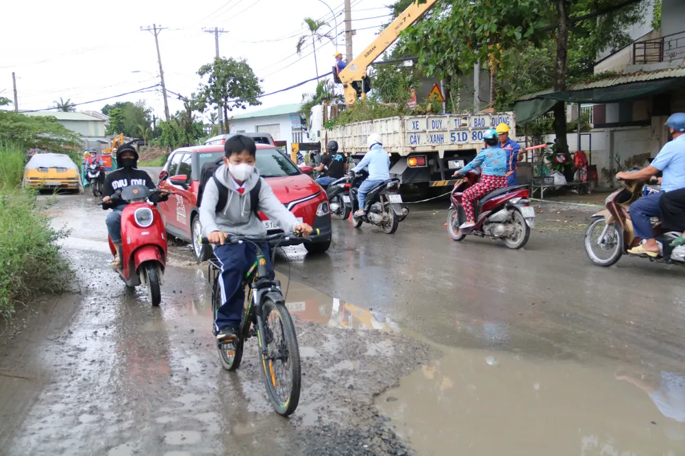 Tuyến đường này có mật độ phương tiện lưu thông cao. duong-lo-lu-7.jpg