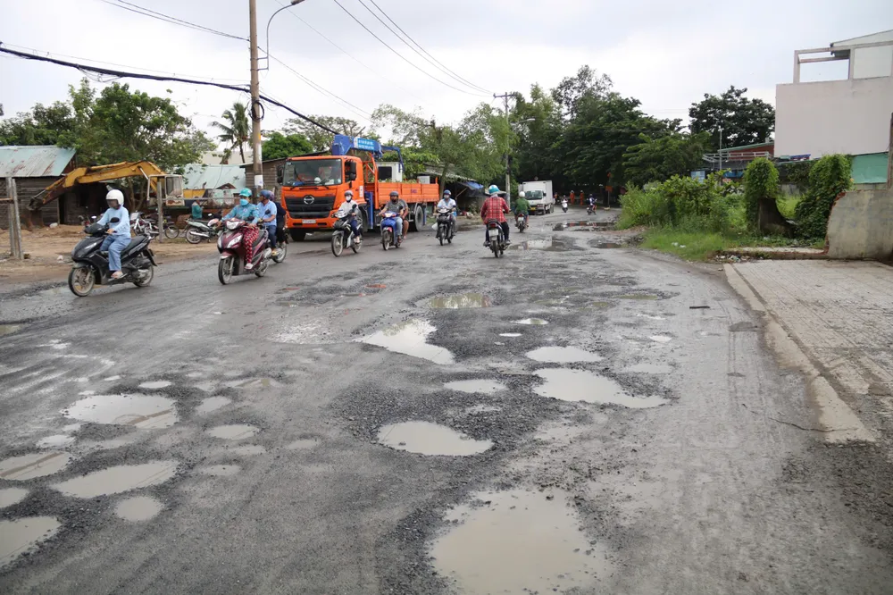 Đoạn đường giao với cầu Lấp hư hỏng nặng. duong-lo-lu-8.jpg