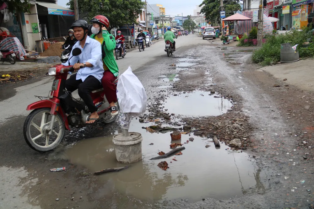 Nhiều hố sâu nguy hiểm trên đường. duong-lo-lu-9.jpg