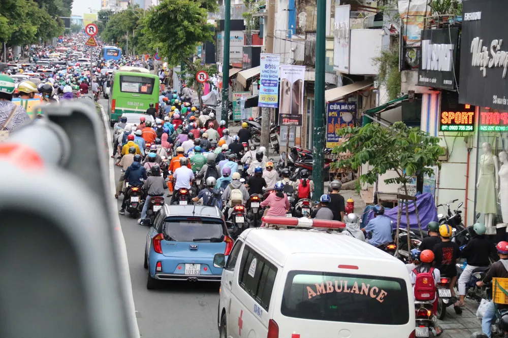 Xe cấp cứu cũng chôn chân trong đám đông ùn ứ. duong-nguyen-thai-son-16.jpg