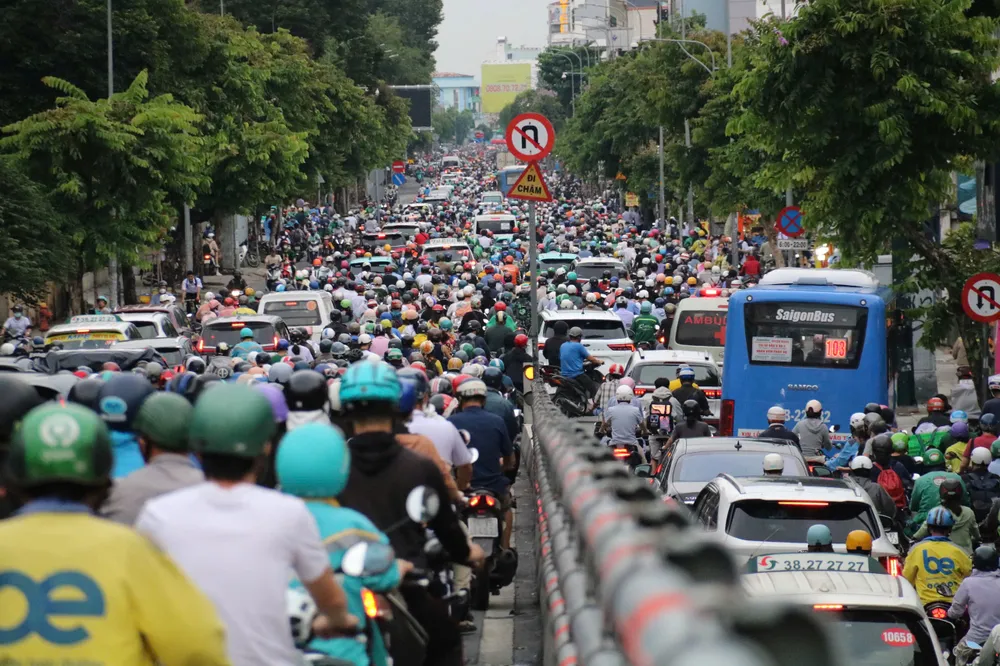 Người và xe đặc kín trên đường Nguyễn Thái Sơn. đường nguyễn thái sơn