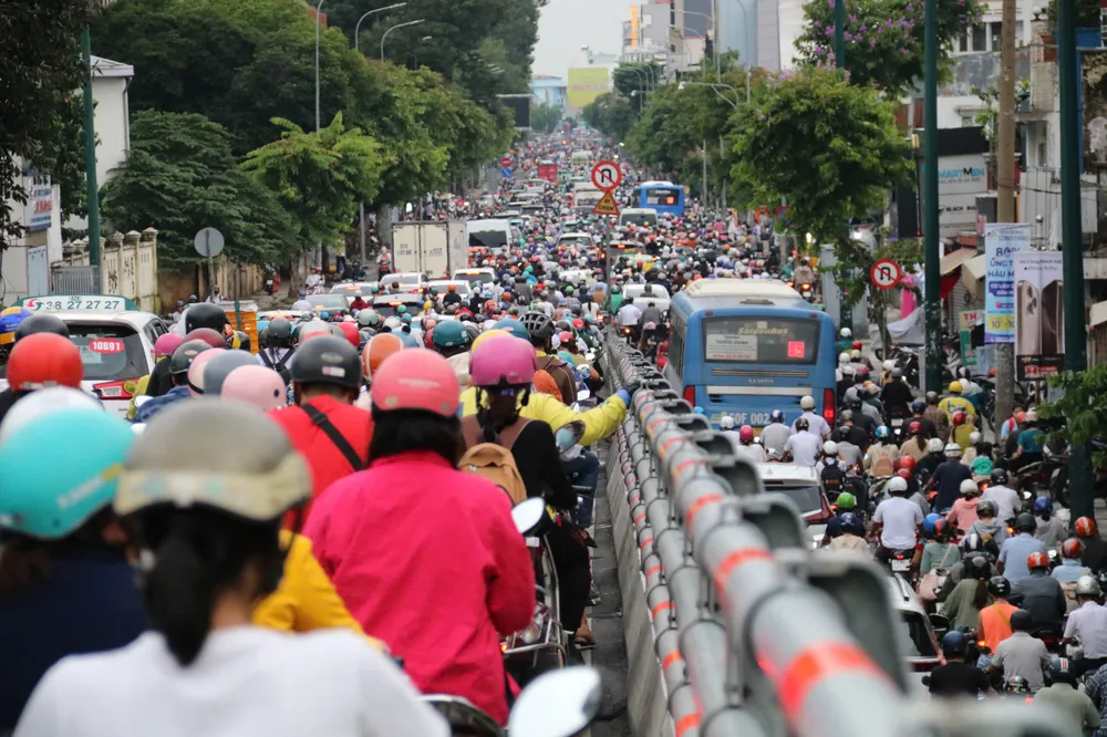 Các phương tiện lưu thông vất vả trên và cả dưới cầu vượt duong-nguyen-thai-son-23.jpg