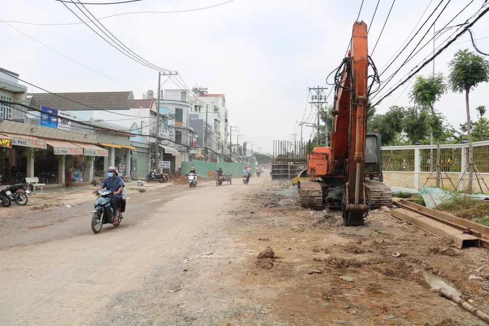 Máy móc, vật liệu xây dựng được tập kết. duong-tran-van-muoi-2.jpg