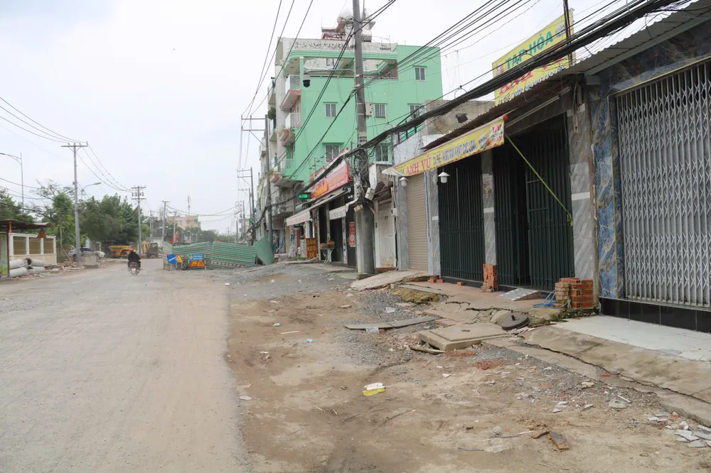 Đường Bà Triệu rộng thênh thang khi nhiều ngôi nhà đã lùi sâu, nhường khoảng trống cho dự án mở rộng đường. duong-tran-van-muoi-4.jpg