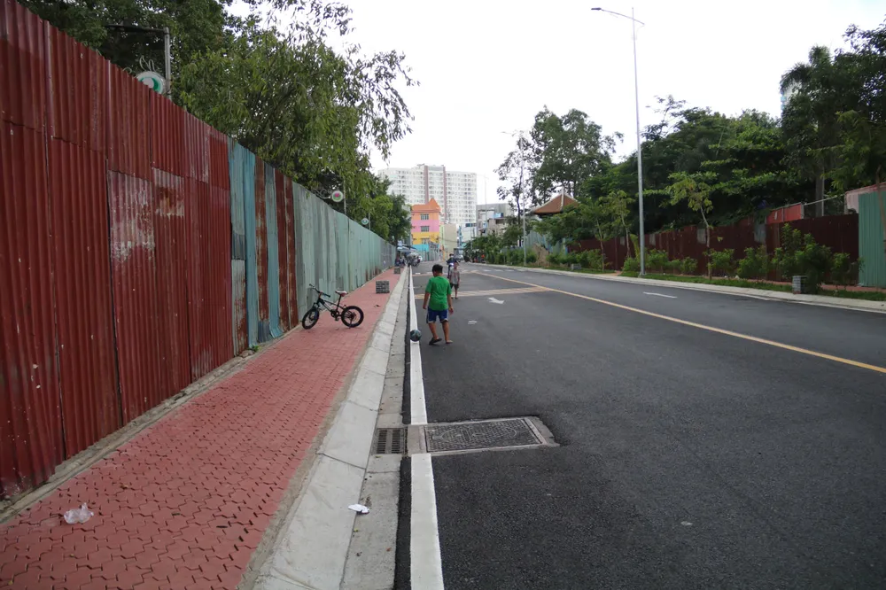 Vỉa hè, cống thoát nước, hệ thống chiếu sáng,...cơ bản hoàn thiện. vanh-dai-dam-sen-6.jpg