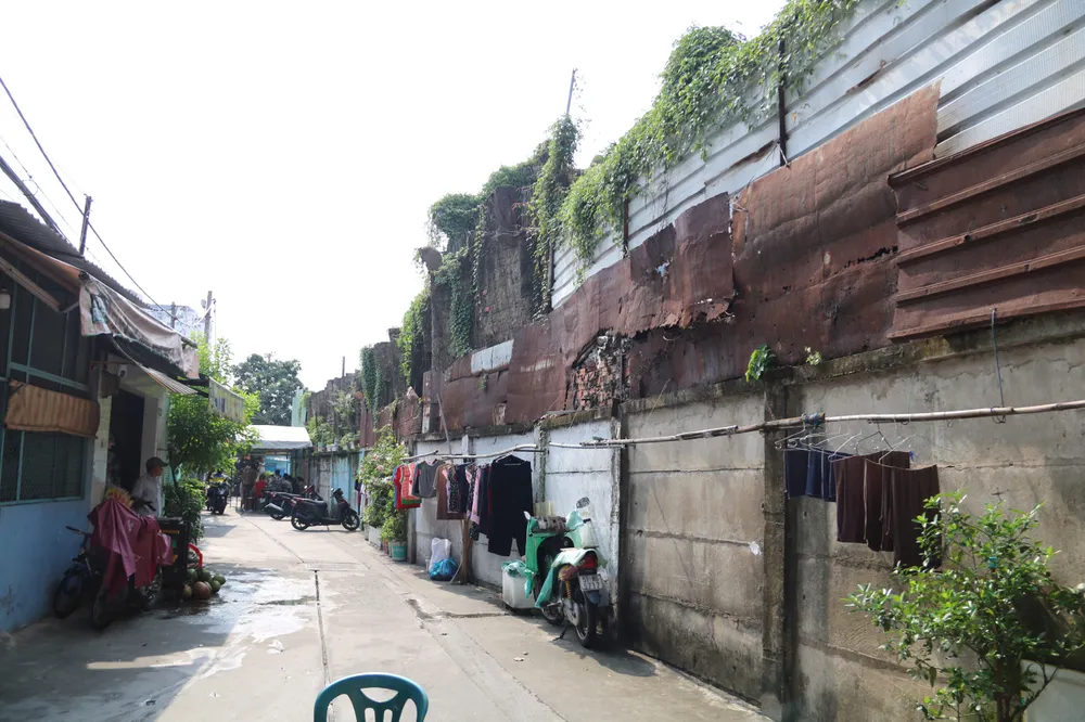 Khu nhà ở được ngăn cách với công viên văn hóa Đầm Sen bằng bức tường xuống cấp. khu-phuc-hop-dam-sen-2.jpg