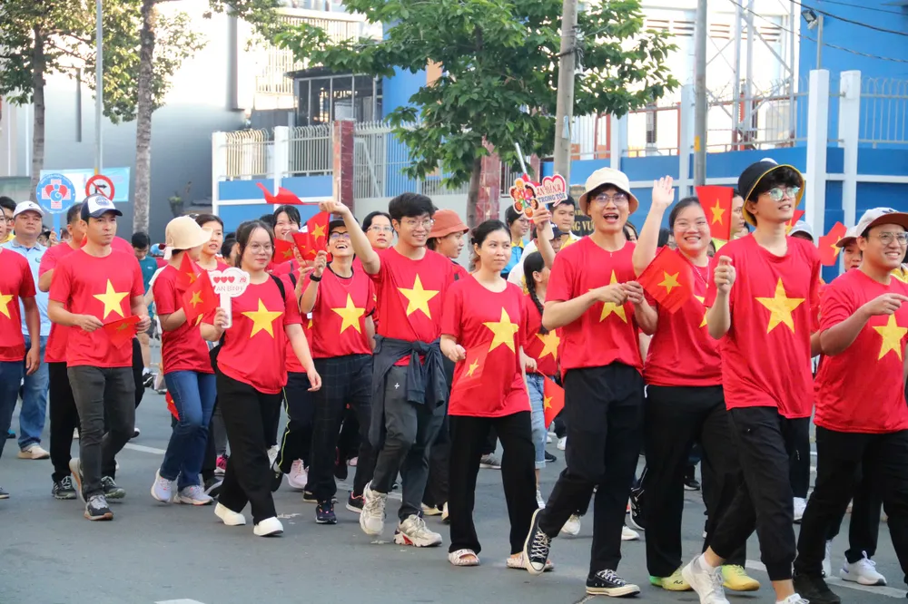 Chương trình có chủ đề “Cán bộ, công chức, viên chức và doanh nghiệp quận 5 - gắn kết, phát triển, nghĩa tình”. chuong-trinh-di-bo-18.jpg