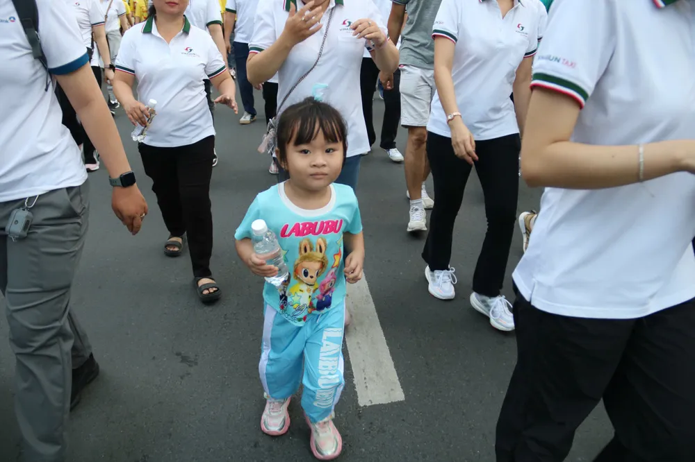 Nhiều em nhỏ cũng được ba mẹ cho tham gia chương trình. chuong-trinh-di-bo-21.jpg