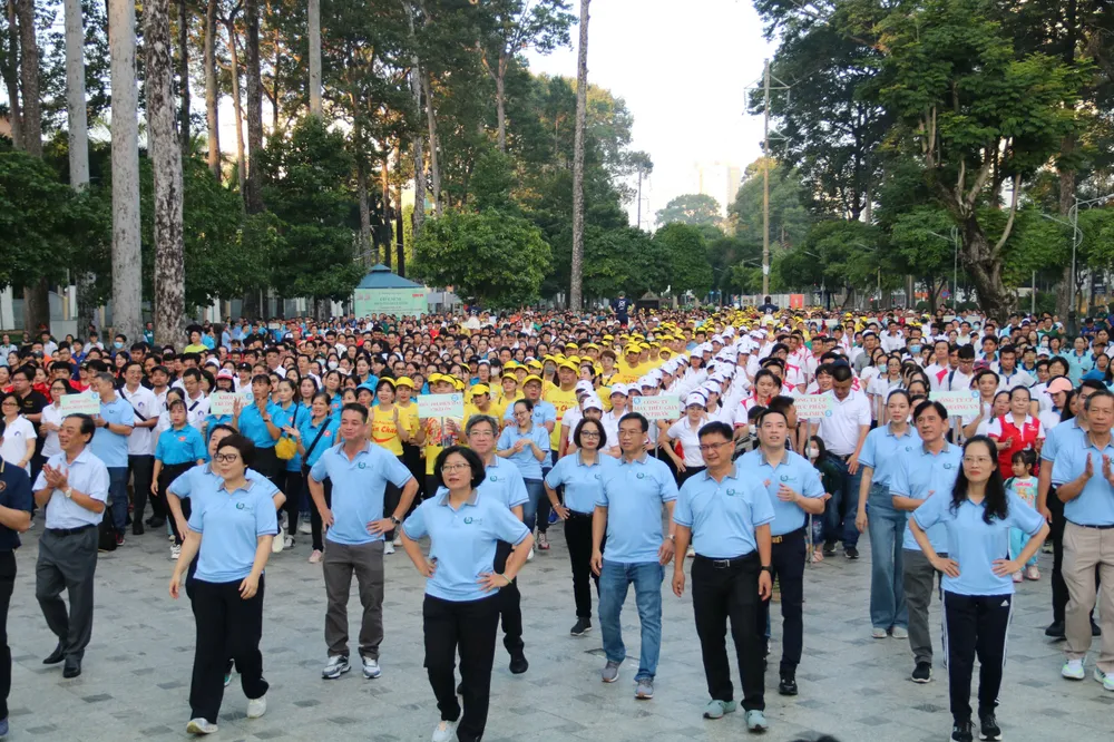 Chương trình đi bộ năm 2024 do UBND quận 5 tổ chức đã thu hút đông đảo người tham gia. chương trình đi bộ