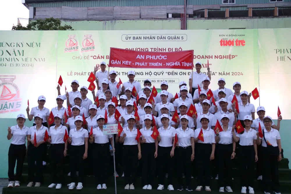 Doanh nghiệp chụp ảnh lưu niệm tại chương trình. chuong-trinh-di-bo.jpg