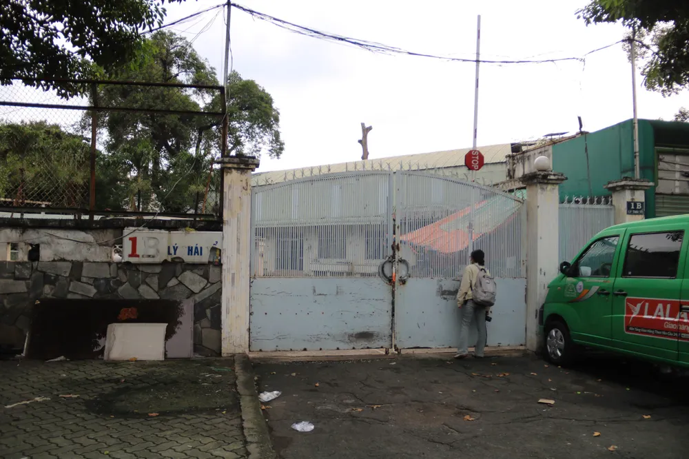 Tại cổng số 1B, đường Lý Thái Tổ có bảo vệ trông coi. duong-ly-thai-to-10.jpg