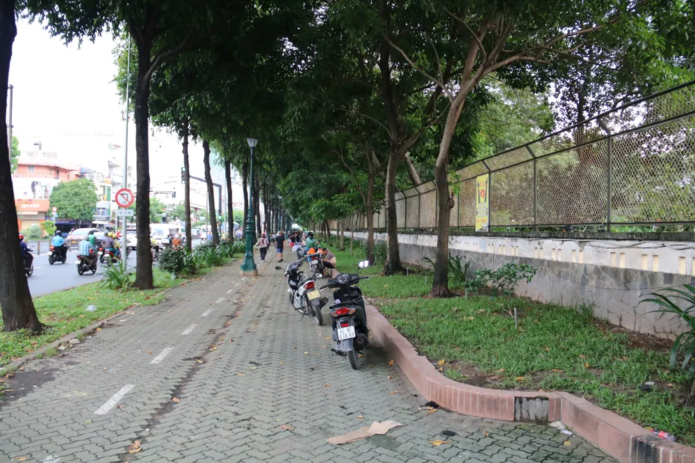 Khu đất được bảo vệ bằng hàng rào sắt. duong-ly-thai-to-9.jpg