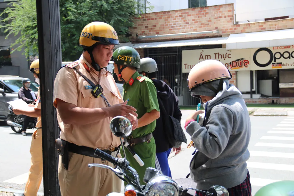CSGT tuyên truyền ý thức cho học sinh vi phạm. xe-gan-may-1.jpg