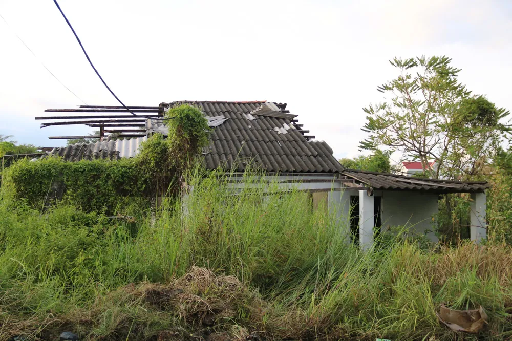 Căn nhà chỉ còn trơ trọi những bức tường.