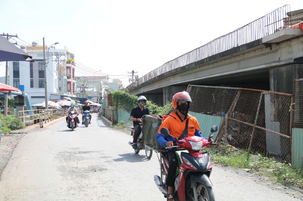 Hai bên đầu cầu vẫn chưa khép kín. cau-ba-hom-19.jpg