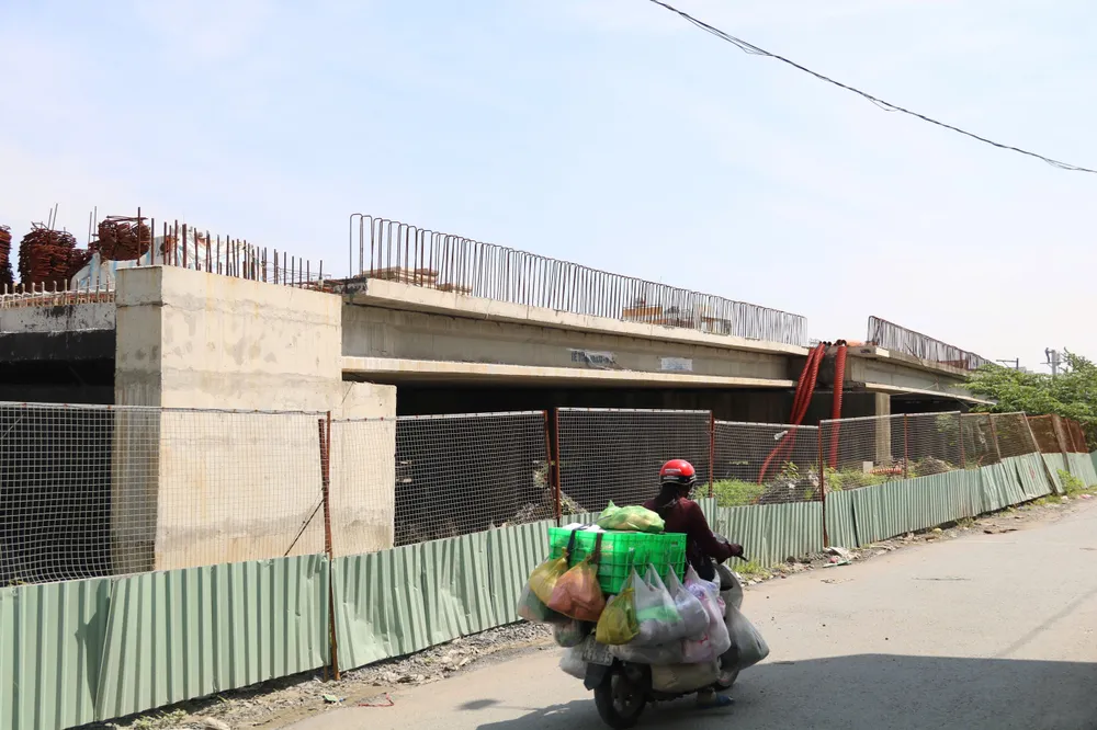 Đơn vị thi công cho biết, cầu Bà Hom "khó" về đích vào ngày 30-11. cau-ba-hom-20.jpg