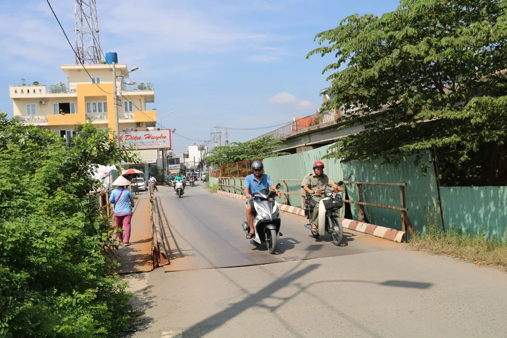Cầu sắt tạm đã xuống cấp sau nhiều năm sử dụng. cau-ba-hom-21.jpg