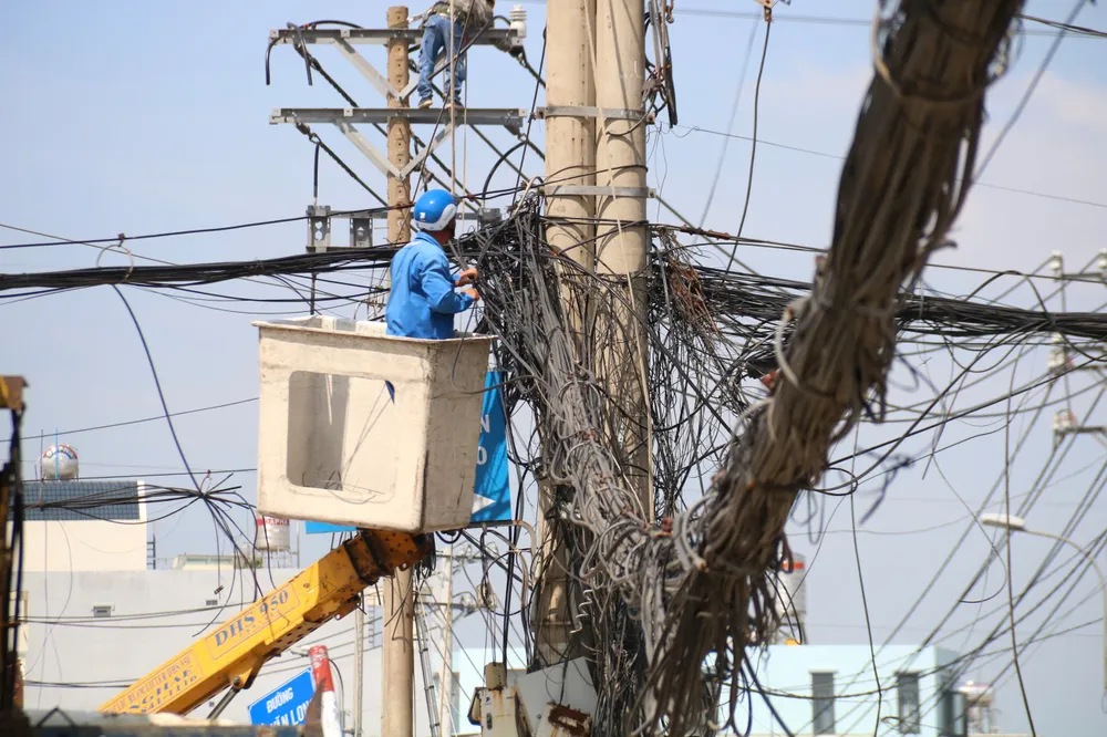 Hệ thống cáp thông tin viễn thông cũng được khẩn trương tháo gỡ. cau-ba-hom-27.jpg