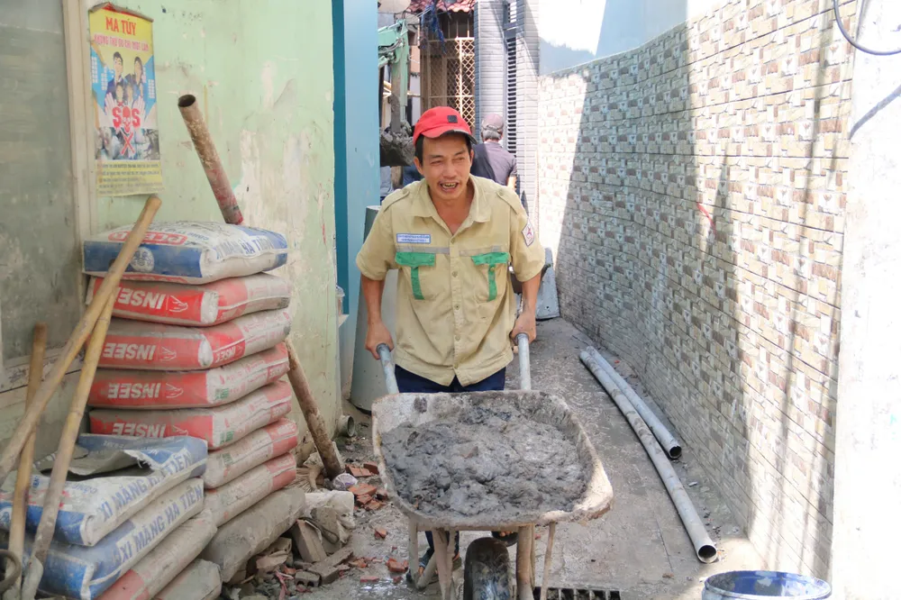Một tuyến hẻm trên đường Cô Bắc đang được sửa chữa. mo-rong-hem-67.jpg
