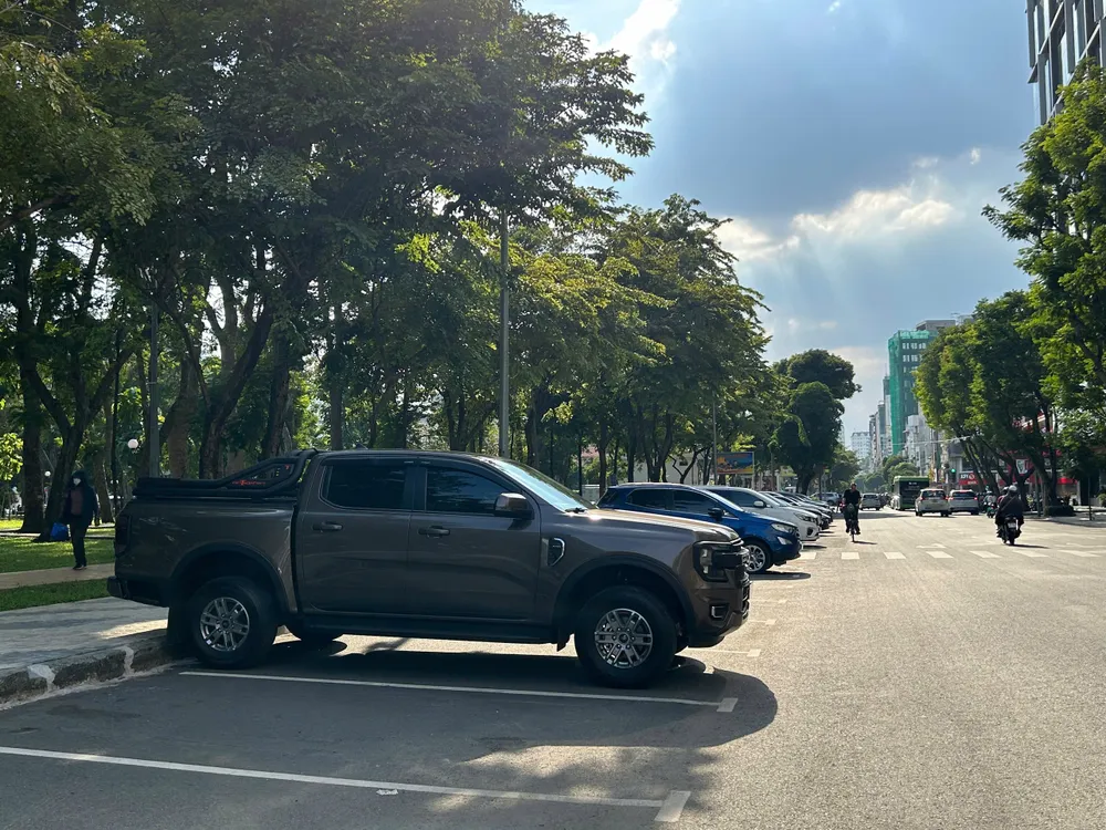 Các phương tiện được sắp xếp ngăn nắp. thu-phi-do-xe-o-to.jpg