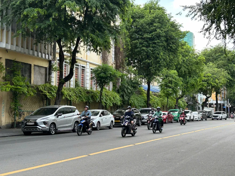 Xe ô tô dừng, đỗ trên đường Hai Bà Trưng. thu-phi-do-xe-o-to-4.jpg
