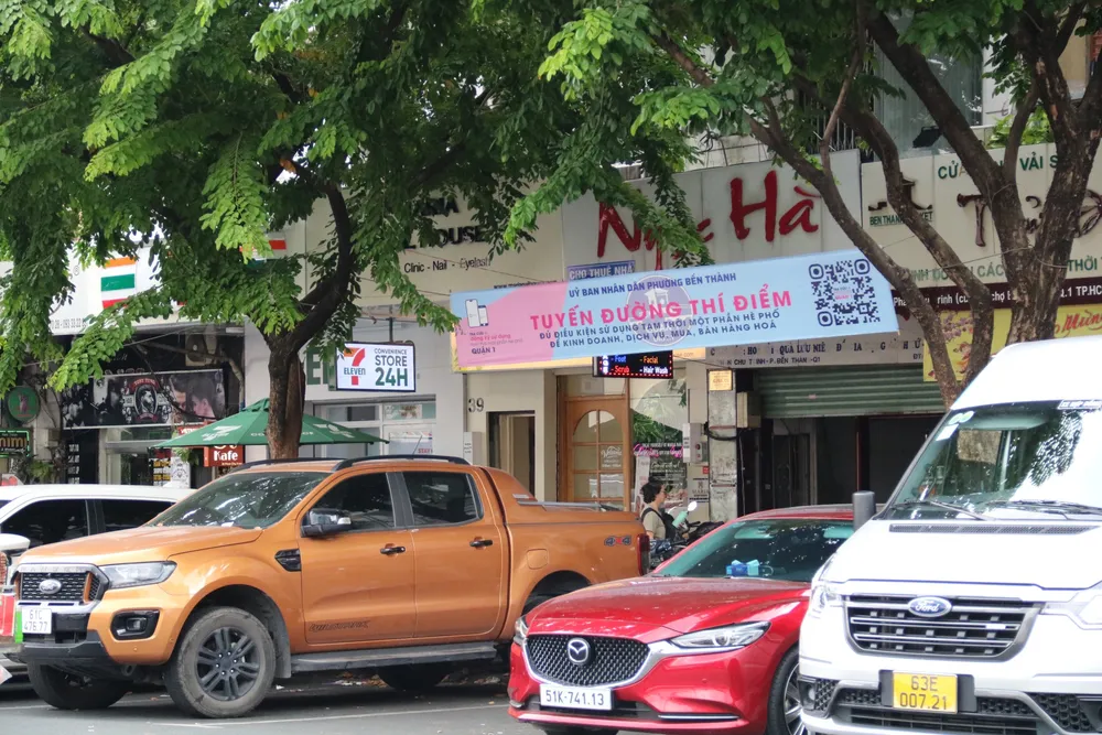 Đường Phan Chu Trinh ngăn nắp khi cho thuê lòng đường để đỗ xe. thu-phi-via-he-25.jpg