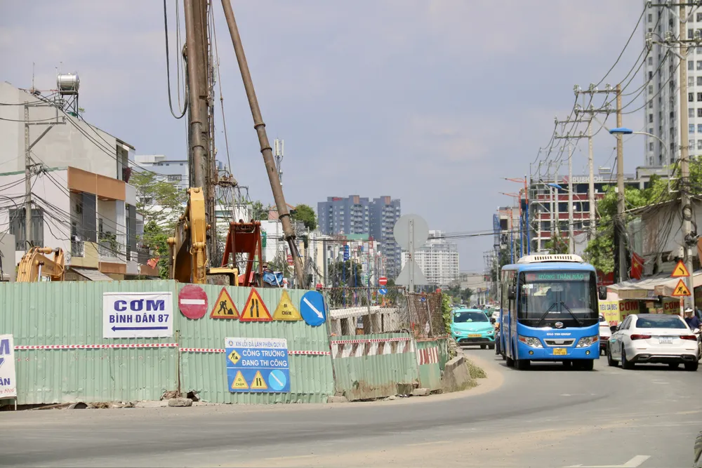 Khu vực gần nút giao Trần Não vẫn còn vướng một lô cốt. đường lương định của