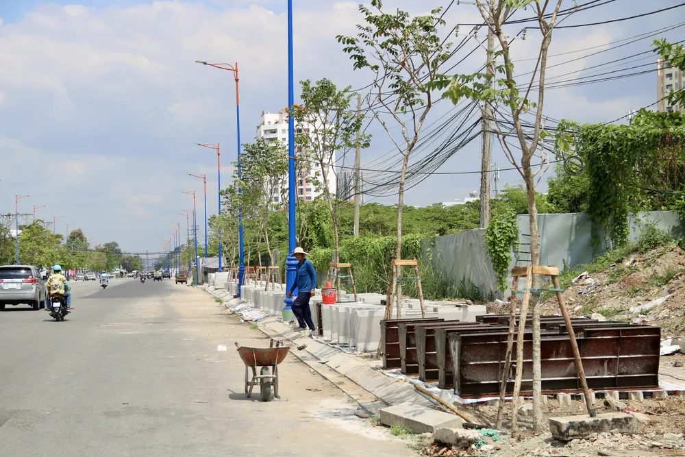 Vỉa hè, dải phân cách... đang được thi công. duong-luong-dinh-cua-29.jpg