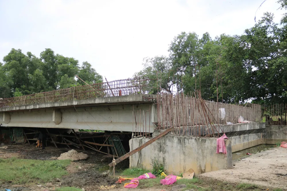 Cầu cạn trơ trọi nhiều năm qua.